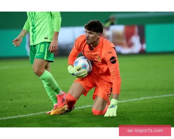 科贝尔欧冠主场多次神扑力保零封成球队晋级关键功臣